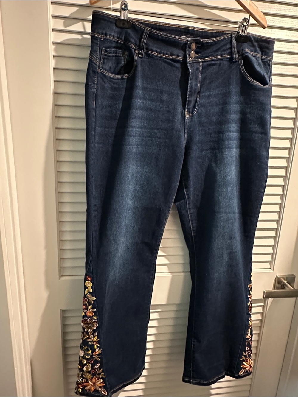 NWOT Blue Savvy High Rise Boot Cut Soft & Stretchy Soft Blue Embroidery Jeans.